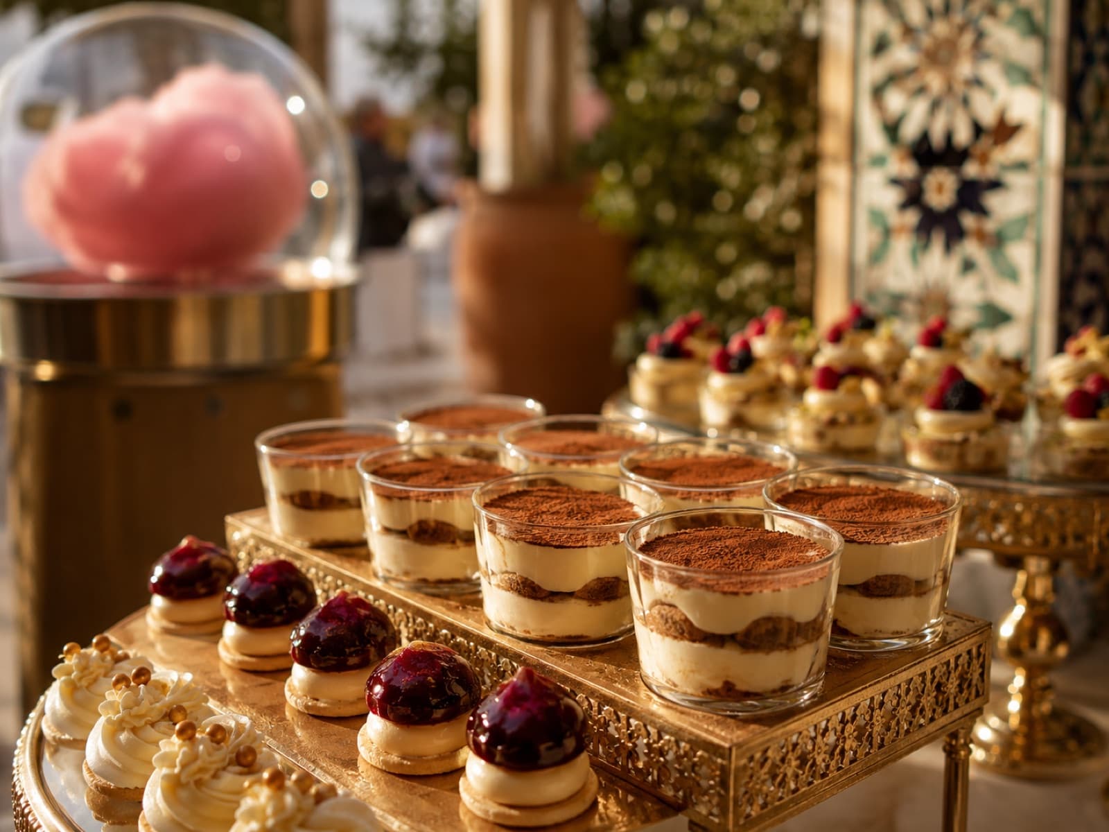 Stand de desserts avec tiramisu, pâtisseries et barbe à papa
